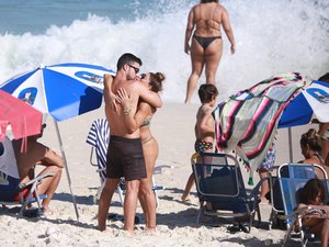 Juliana Paes curte praia com a família e mostra corpão