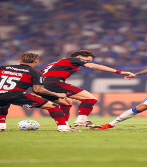 Flamengo sofre gol no fim, perde para o Cruzeiro e se afasta da liderança