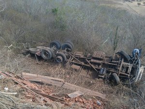Caminhão capota e deixa homem ferido na AL 115 em Palmeira dos Índios