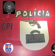 Polícia acha revólver escondido entre roupas no bairro Manoel Teles