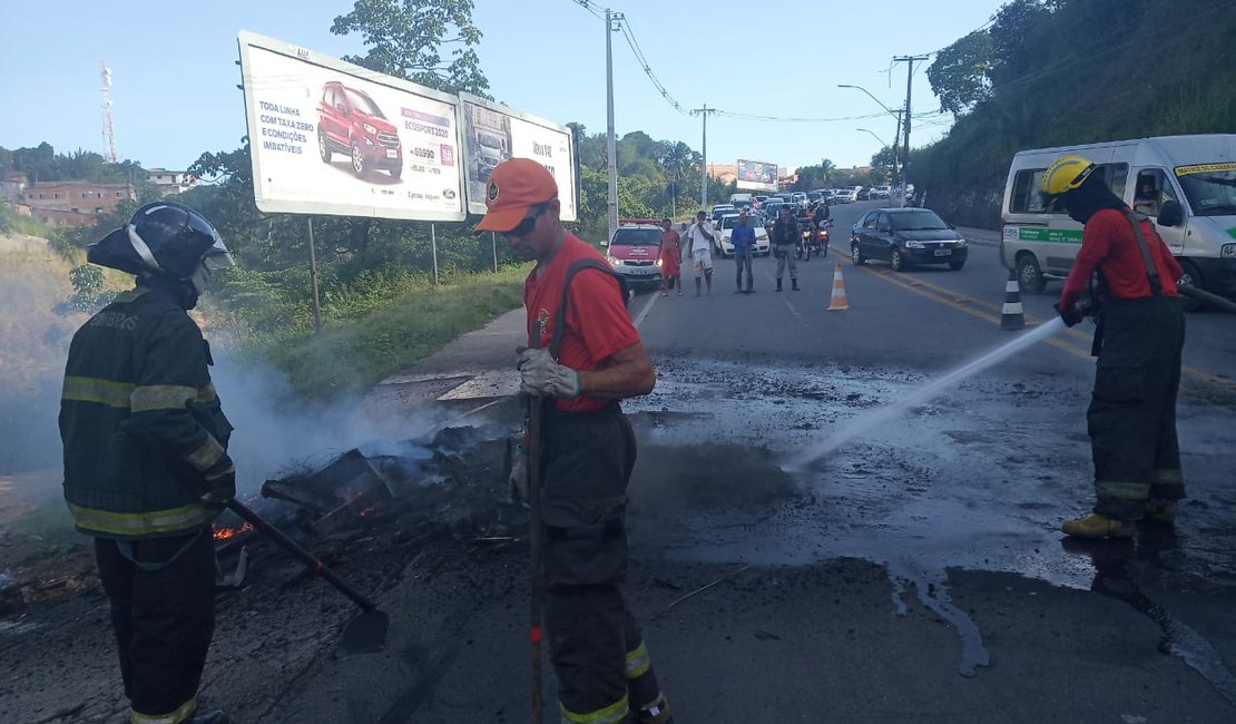 Novo protesto fecha avenida Leste-Oeste em Maceió 