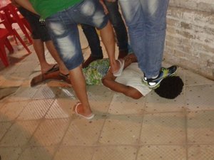 Homem furta objetos de residência mas é detido por populares