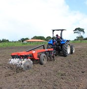 Programa Terra Pronta promove aragem de mais 6 mil tarefas de terra, em São Sebastião