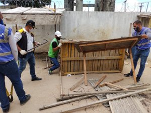 Em Maceió, prefeitura remove barracas abandonadas em praça do Eustáquio Gomes