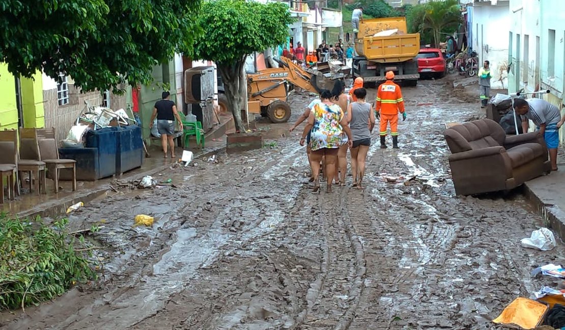 Mais de mil pessoas podem ficar desabrigadas em Santana, após transbordamento do rio Ipanema