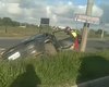 Carro cai em canteiro após ser atingido por carreta em Rio Largo