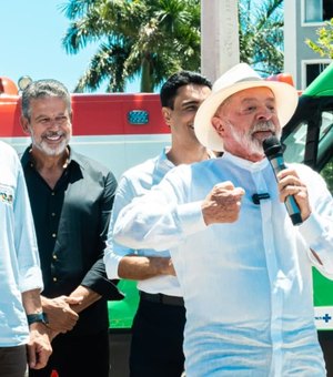 Arthur Lira participa ao lado do presidente Lula de entrega de moradias e ambulâncias em Alagoas