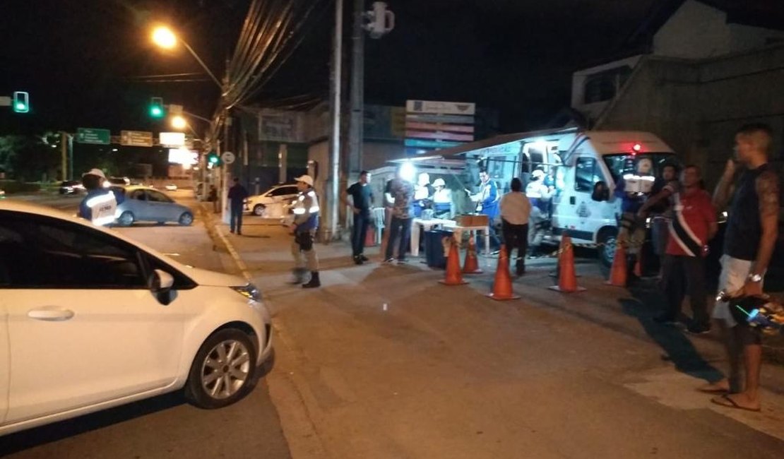 Operação Lei Seca prende sete e recolhe vinte e três CNHs em Maceió