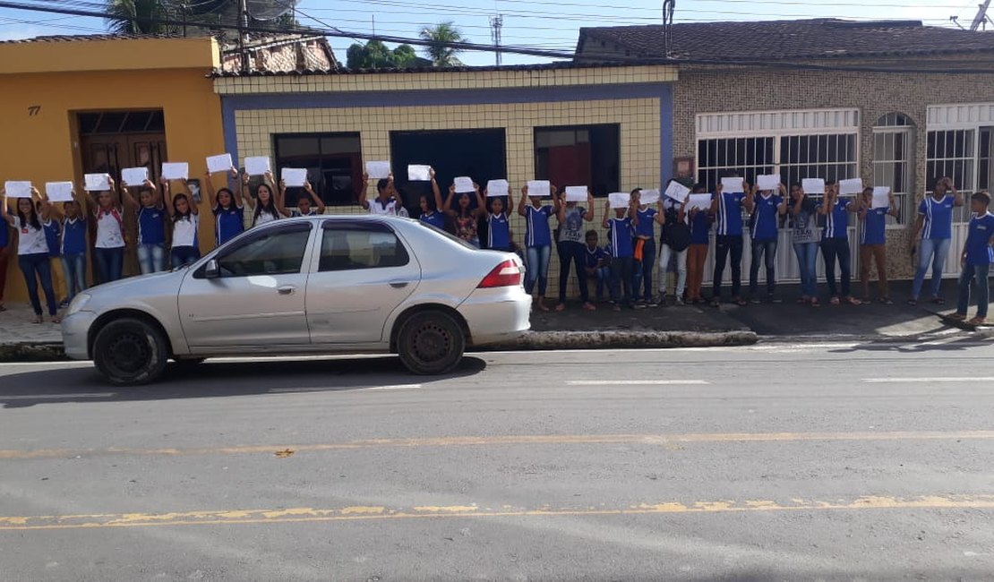 Alunos de Matriz de Camaragibe protestam e exigem melhorias na rede municipal