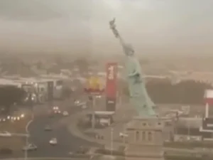 [Vídeo] Estátua da Havan cai com força do vento durante temporal no RS