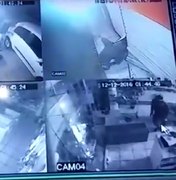 Câmeras de vigilância flagram invasão de criminosos em loja de celulares