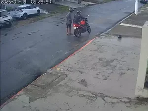 Homem tem motocicleta roubada no bairro do Farol e é forçado a ajudar ladrão