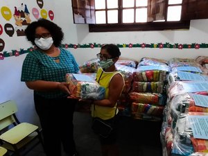 Prefeitura de Japaratinga entrega kits da merenda escolar