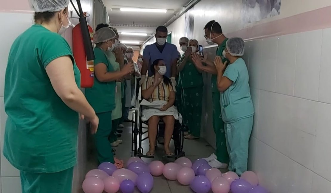 [Video] Santa Mônica realiza primeira alta da UTI Materna de paciente com Covid-19