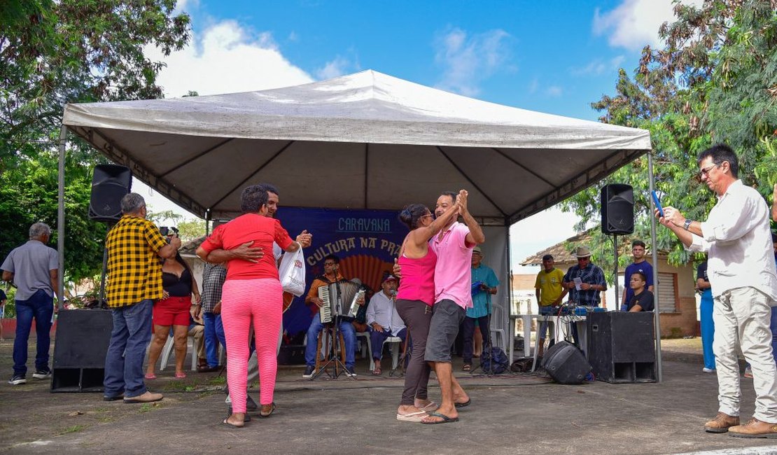 1ª Edição da Caravana Cultura na Praça leva forró e serviços para a Feira da Fumageira