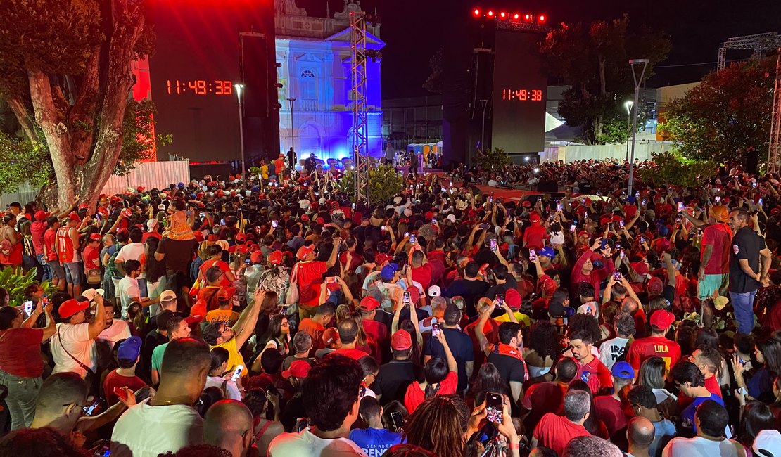 Centenas de apoiadores se reúnem na Praça Deodoro para ato de Lula