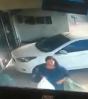 [Vídeo] Casal tranca funcionária e faz arrastão em loja de roupas em Maceió