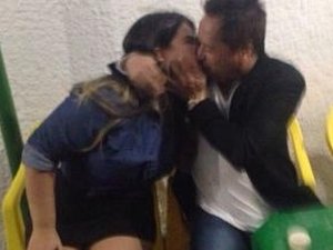 Casado, Leonardo é flagrado aos beijos após fazer show em Minas