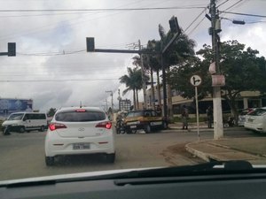 Carro com aluno de autoescola colide contra semáforo em Arapiraca
