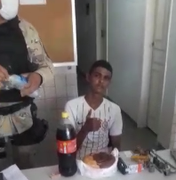 [Vídeo] Jovem é preso por  furto e ganha bolo de aniversário na delegacia