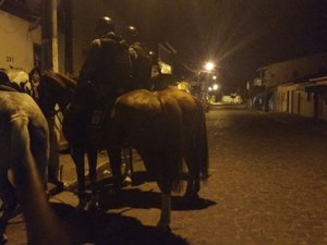 Assaltantes rendem mulheres que faziam caminhada e levam celular