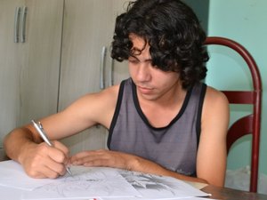 Professor de curso de desenho gratuito  inspira alunos