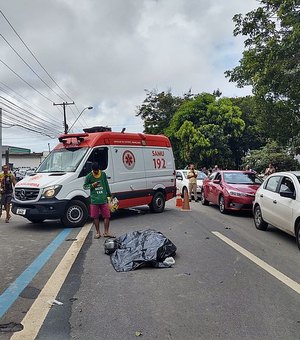 [Vídeo] Acidente deixa motociclista morto e populares incendeiam carro em Maceió