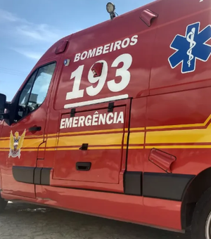 Carro derruba poste e deixa fio de alta tensão na pista em Maceió