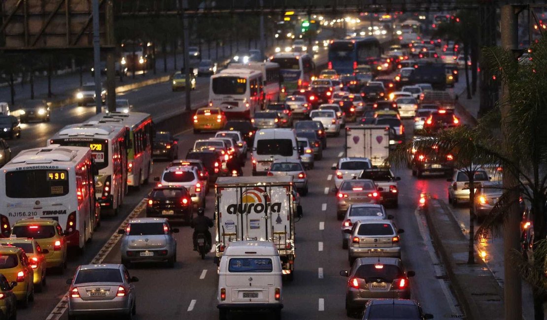 Bandidos fazem arrastão em rodovia no Rio e levam pânico a motoristas