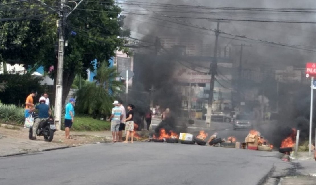 Moradores fecham avenida em protesto por pavimentação na Serraria