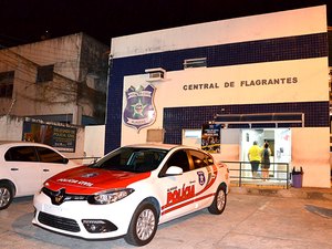 Casal é preso com drogas após tentar fugir de abordagem policial em Maceió