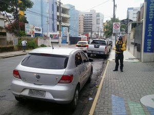 Fiscalização de trânsito coíbe infrações na orla de Maceió