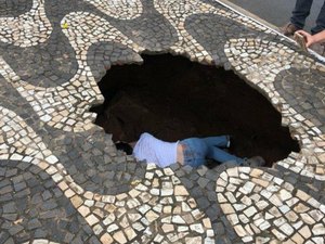 'Fiquei muito assustada', afirma jovem que viralizou ao ser engolida por cratera em MG