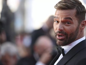 Ricky Martin é acusado de abuso por sobrinho, diz site; cantor nega