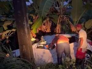 Carro cai em ribanceira na AL-105 e deixa homem ferido no município de Matriz de Camaragibe