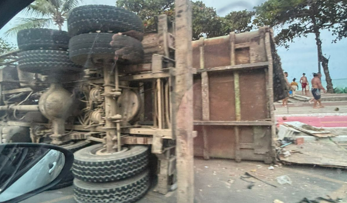 Caminhão de lixo tomba na orla da Ponta Verde e gari fica ferido