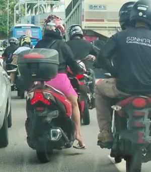 Conduzir motocicleta com calçado que não firme aos pés pode gerar multa