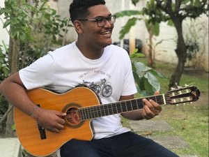 ‘Sou Anderson’: cantor alagoano é revelação em violão e voz e realiza live neste sábado