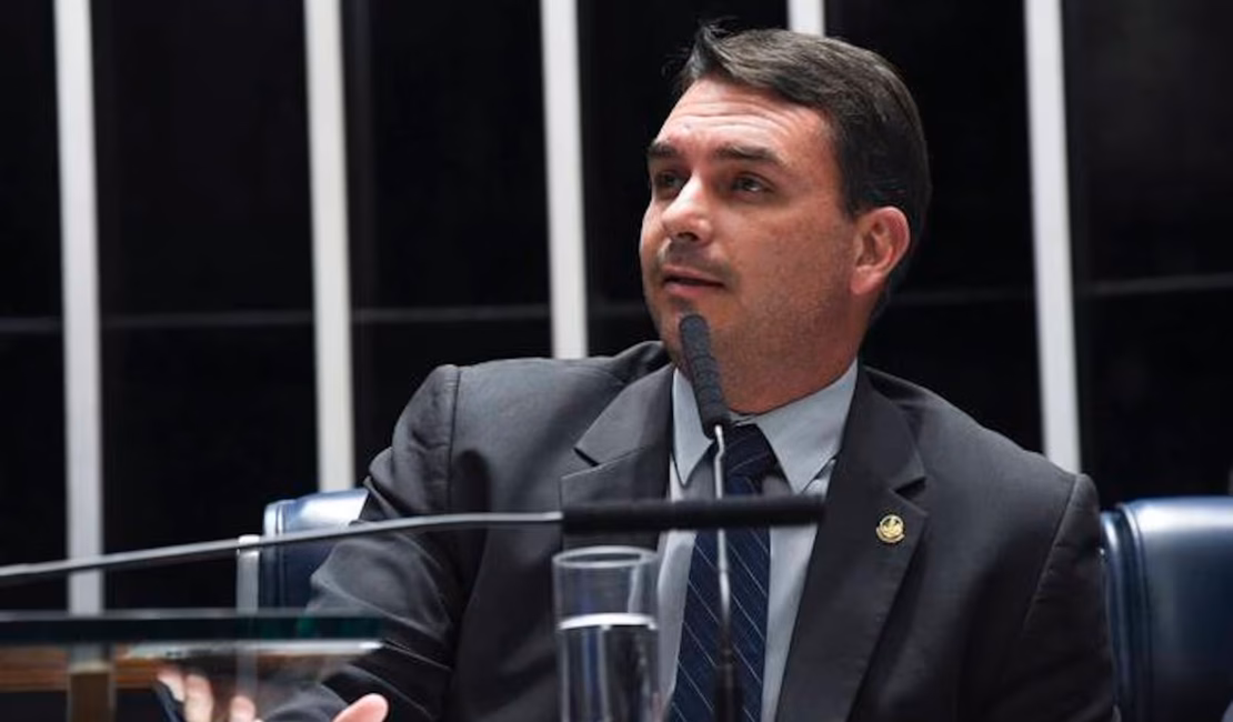 Flávio Bolsonaro passa por duas cirurgias em Brasília