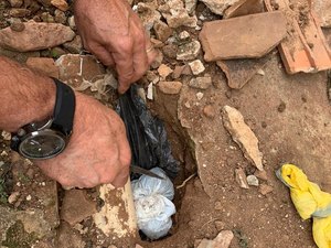 Policia encontra maconha e crack enterrados no quintal de casa no Benedito Bentes