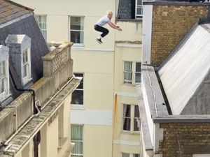 Homem pula sem proteção entre prédios de cinco andares e vídeo viraliza