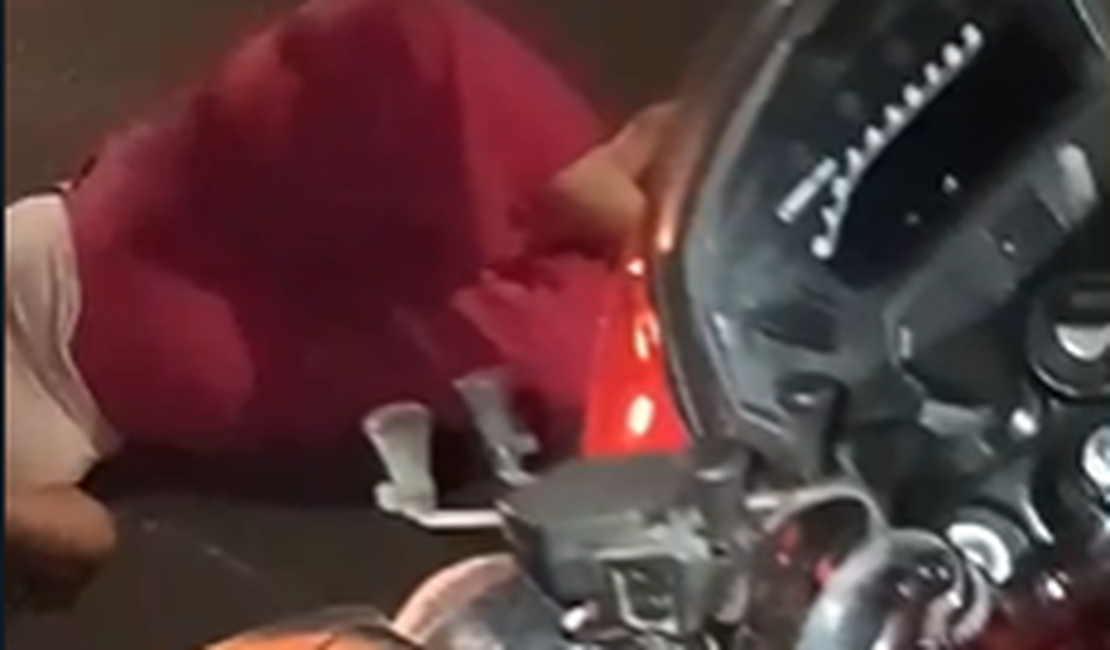 [Vídeo] Mulher se fere em acidente e motociclista reclama: 'passar o Natal sem moto é f***'