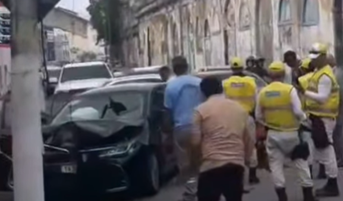 Colisão entre carros é registrada na Avenida da Paz, no bairro de Jaraguá