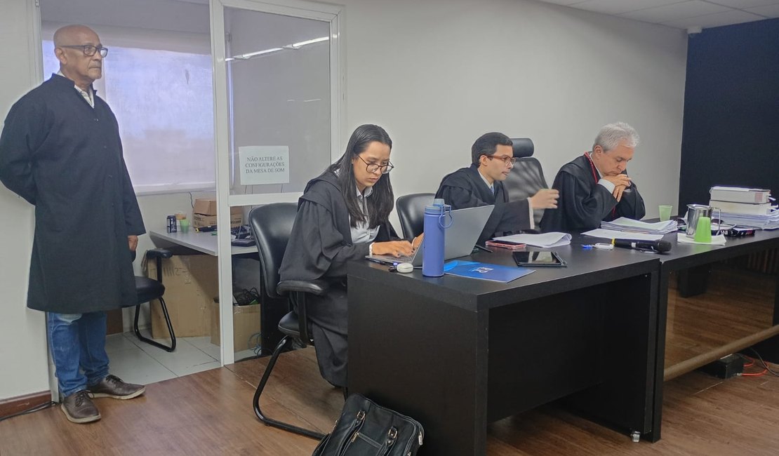 Mãe de Anne Larissa relata relação conturbada da filha com o acusado durante julgamento