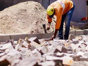 Obras de pavimentação na Rua Vereador Antônio Balbino avançam e entram na fase final