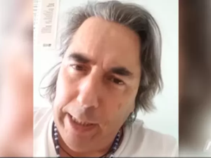 Líder antivacina da Itália diz que vai se imunizar após ser internado com covid