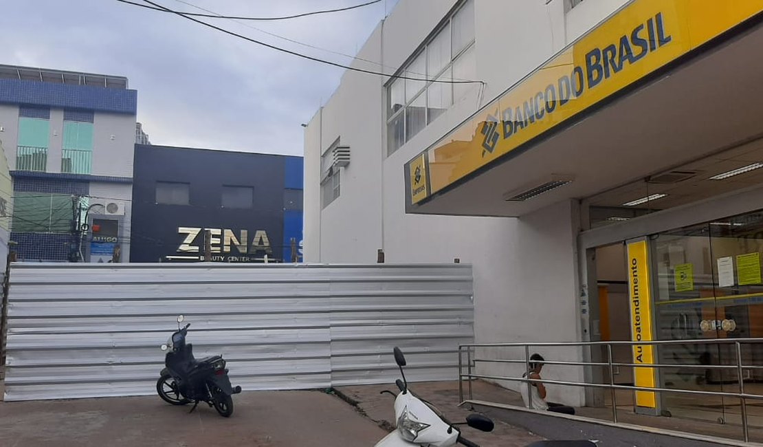 Reforma na rua em frente ao Banco do Brasil em Palmeira prejudica comerciantes