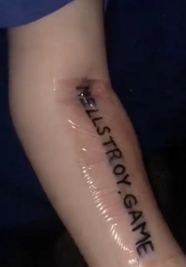 Pais que tatuaram filho de 1 ano para ganhar apartamento se pronunciam