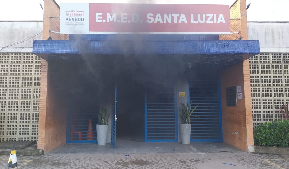 Escola municipal de Penedo é atingida por princípio de incêndio e assusta comunidade