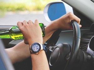 Motorista embriagado é preso após atropelar PMs durante festa